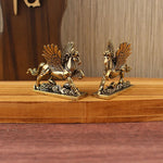 statuette cheval ailé bronze doré relief mythologique base ornée motifs ondulés decoratif aspect vieilli