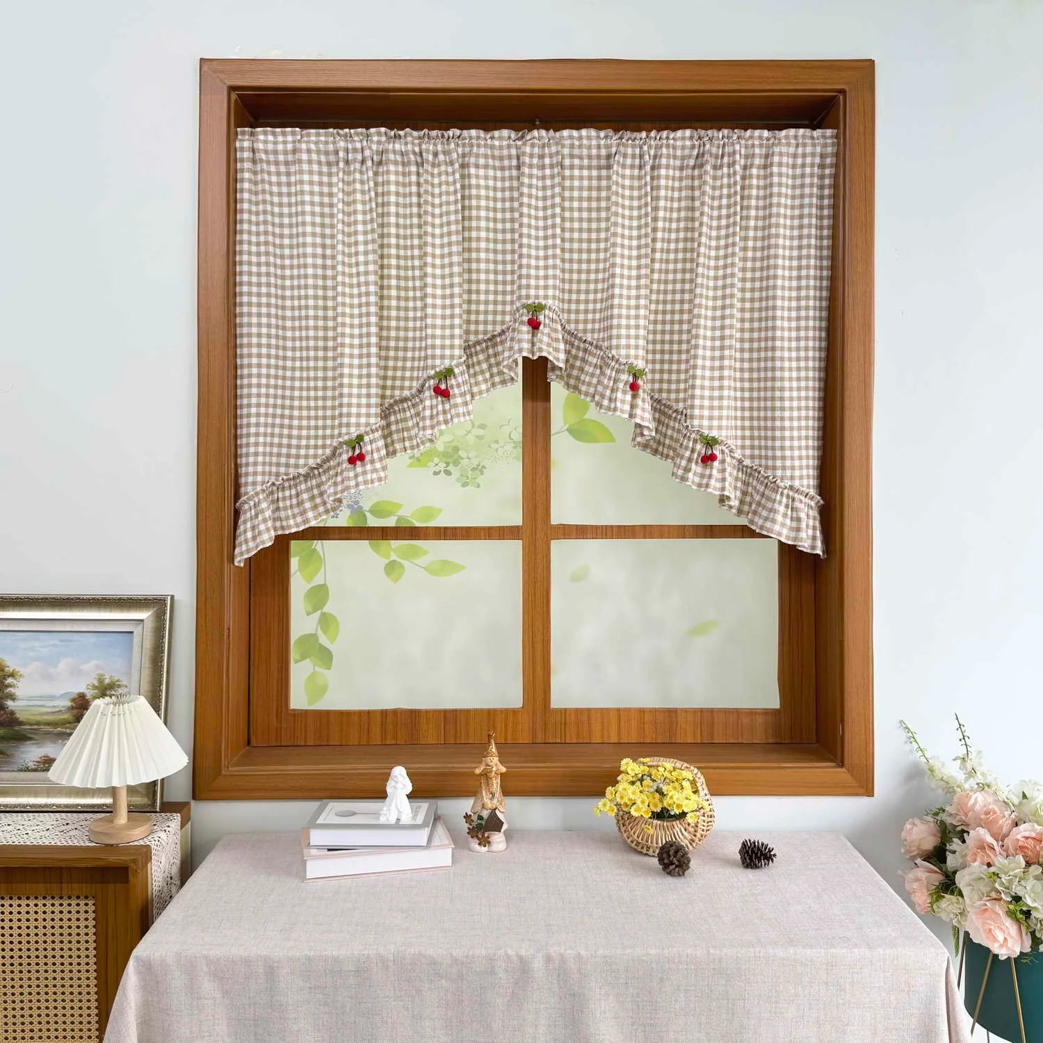 Détail du motif cerises rouges sur rideau treillis blanc abricot