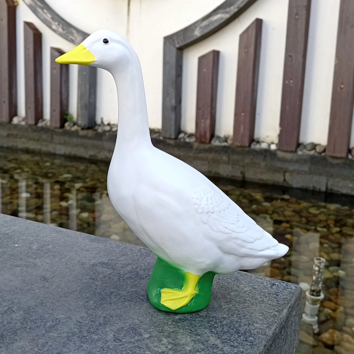 statue canard résine blanc jaune vert moderne extérieur jardin ornement animalier