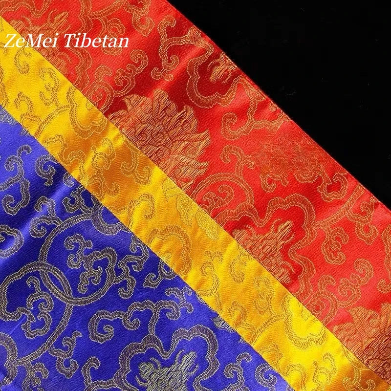 serviette table brodée motifs floraux rouge bleu jaune traditionnel élégant dorure textile décoration table