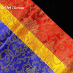 serviette table brodée motifs floraux rouge bleu jaune traditionnel élégant dorure textile décoration table