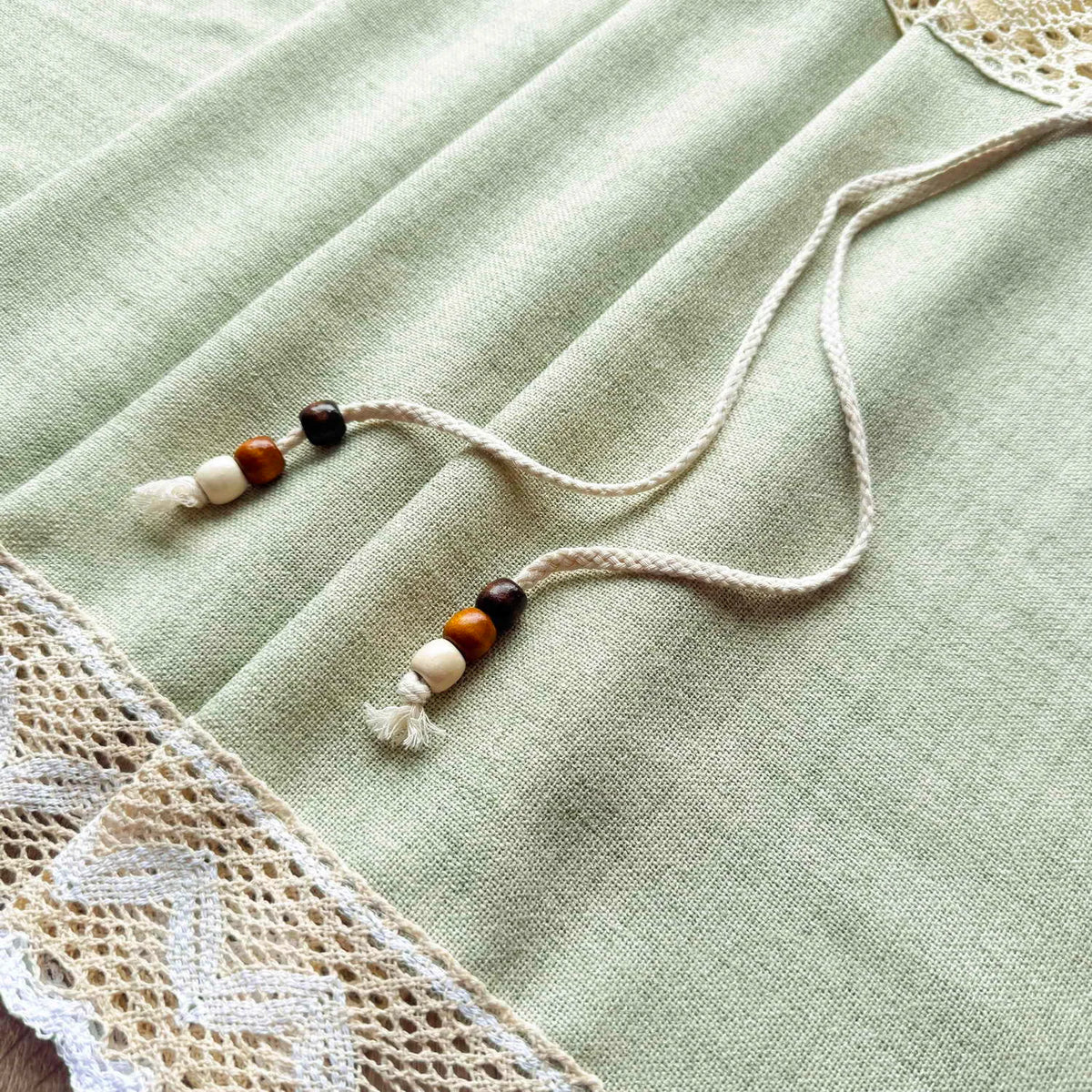 rideau vert olive tissu texturé rustique semi transparent fenêtre chambre pastorale