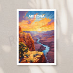 Un magnifique paysage du canyon du Grand Canyon en Arizona, avec un ciel coloré au coucher du soleil, des rochers rougeâtres et une rivière serpentant à travers la vallée.