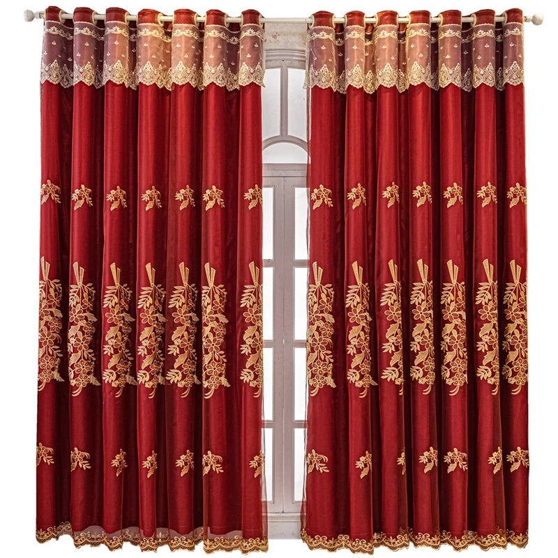 Rideau occultant rouge à broderies dorées, suspendu à une tringle blanche, couvrant une grande fenêtre.