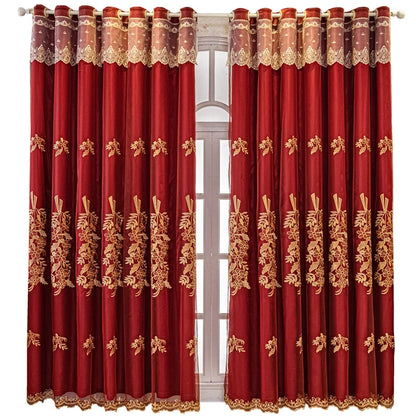Rideau occultant rouge à broderies dorées, suspendu à une tringle blanche, couvrant une grande fenêtre.