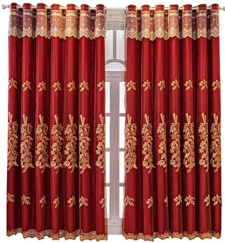 Rideau occultant rouge à broderies dorées, suspendu à une tringle blanche, couvrant une grande fenêtre.