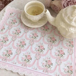serviettes table rectangulaires fleurs roses classiques blanc rose pâle beige bleu clair bordure dentelée