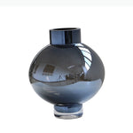 vase moderne bleu foncé transparent arrangement fleurs orchidée hydrangea tulipes
