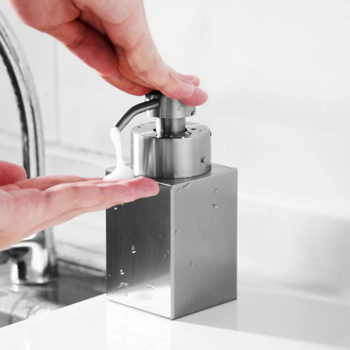 distributeur savon liquide argenté acier inoxydable finition brossée moderne minimaliste salle bains cuisine