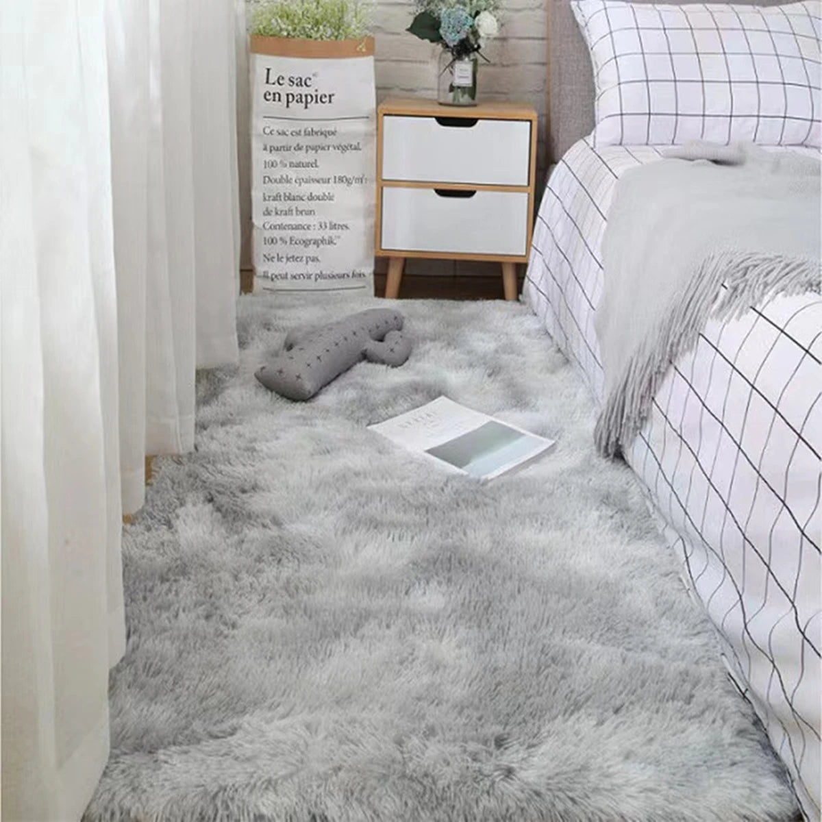 tapis gris clair poilu moderne chambre décoration intérieure bordure épaisse texture duveteuse