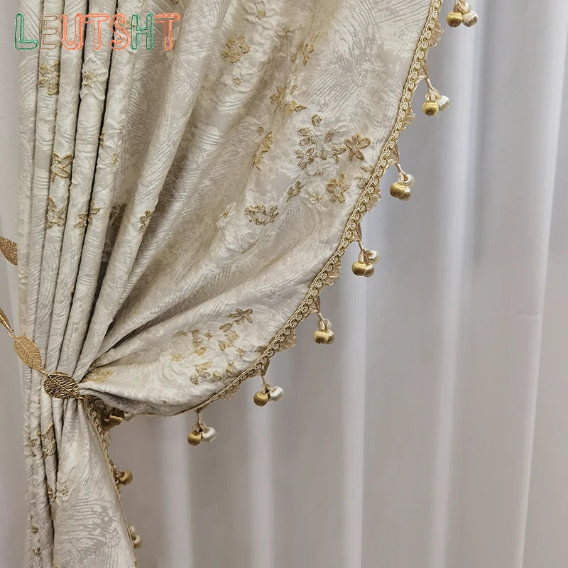 rideau opaque blanc fleurs dorées élégant salon chambre maison moderne ruban pompons luxe