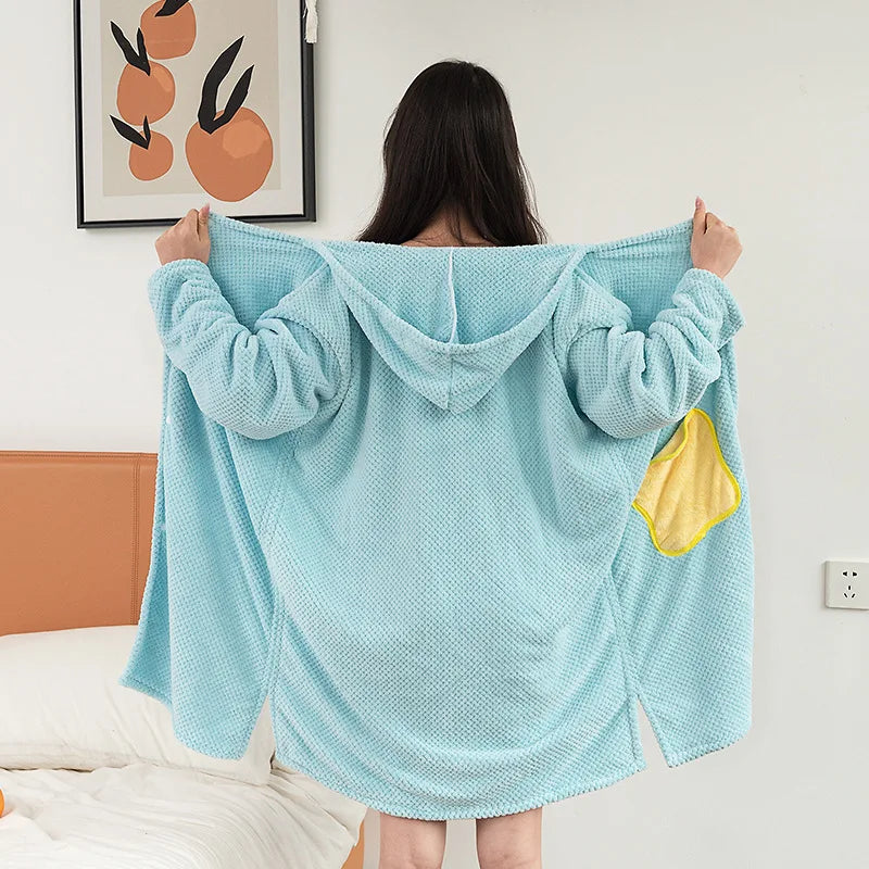 Une jeune femme porte un sweat à capuche bleu clair avec un design tendance.