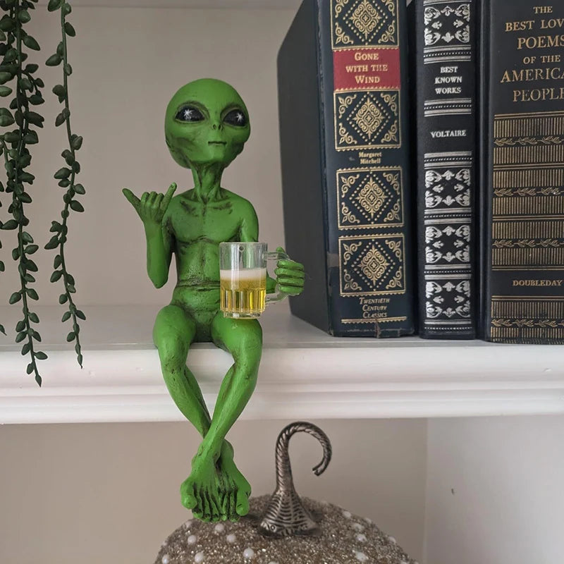 statue alien verre bière shaka signe science fiction humour deco intérieure vert textures anciennes