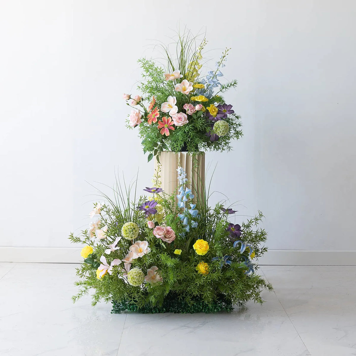 décoration murale bouquet fleurs artificielles roses blanches jaunes bleues feuilles vertes mariage fête événement