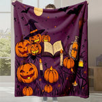 L'image représente une scène d'Halloween avec des citrouilles sculptées, un chapeau de sorcière, un livre et d'autres éléments typiques de cette fête, sur un fond violet.