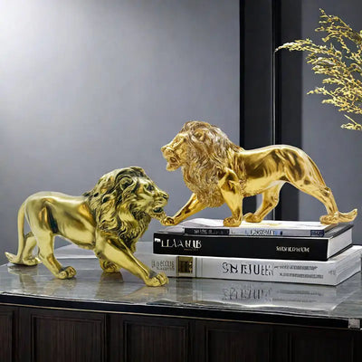 Statue lion dorée en résine sur une table en bois