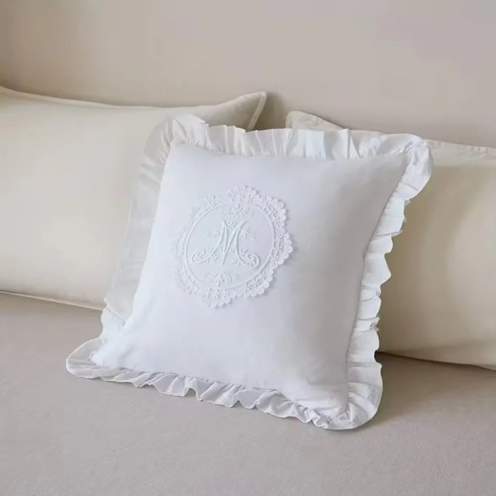housse coussin blanc monogramme brodé vintage ruches non toxique polyester coton