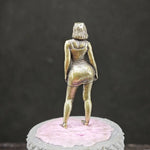 statue femme dorée moderne pose dynamique socle rose texture alvéolaire métallique brillante collection
