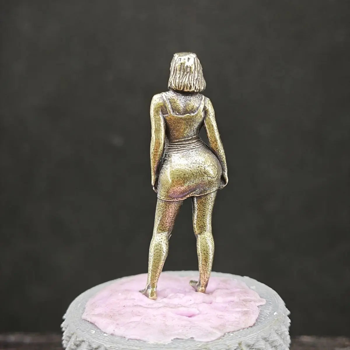statue femme dorée moderne pose dynamique socle rose texture alvéolaire métallique brillante collection
