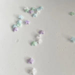 décoration étoiles brillantes résine acrylique mix violet vert bleu blanc 50pcs 5*5mm kawaii