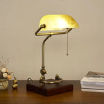 lampe vintage bois abat jour vert texture lisse opacité fixations anciennes chambre étude