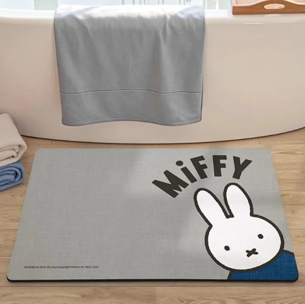 tapis bain dessin animé lapins gris jaune vert bleu rayures enfantin absorbant