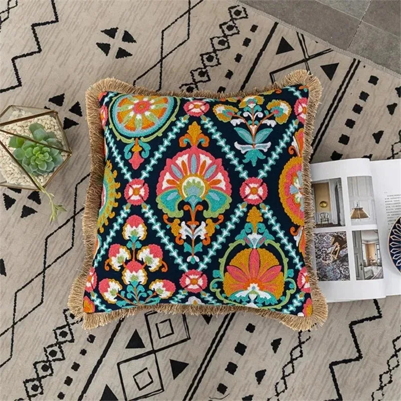taies d'oreiller boho chic géométriques brodées couleurs vives pompons ethnique decoration intérieure respectueux environnement