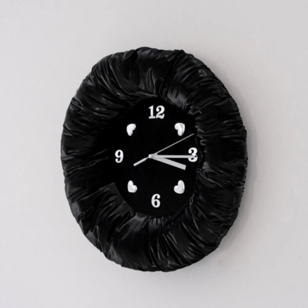 horloge murale texturée moderne noir blanc argenté chambre coucher décoration intérieure chic frontalisée