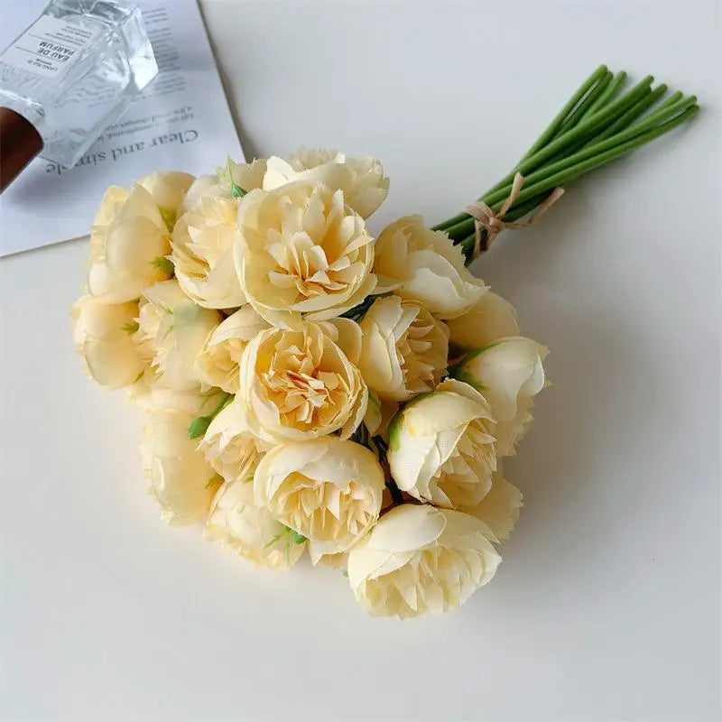 décoration intérieure moderne bouquet fleurs artificielles rose clair blanc violet