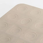 organisateur chaussures étagère rangement minimaliste cintre fer alvéoles circulaires relief blanc beige