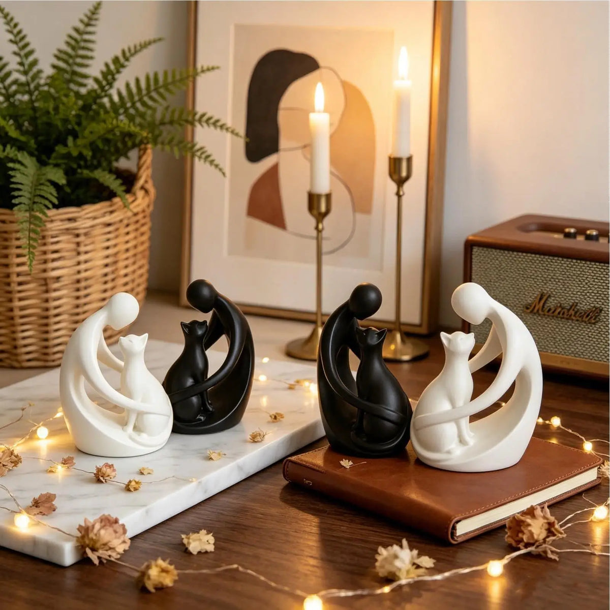 statuette moderne personne chat blanc noir stylisée abstraiteDecoration intérieure livre plante verte bougie chandelle