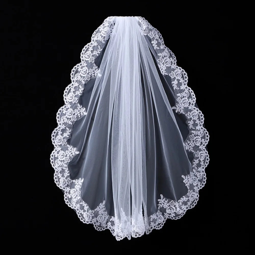 voile mariée dentelle fine blanc ornements floraux translucide classique peigne métallique élégante bride