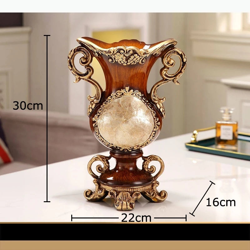 vase baroque ornements dorés motif floral incrustations marbre décor intérieur classique arrangement fleuri
