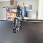 statue gothique femme assise noir texture 3d plis drapés ornement mystérieux roses noires citrouille