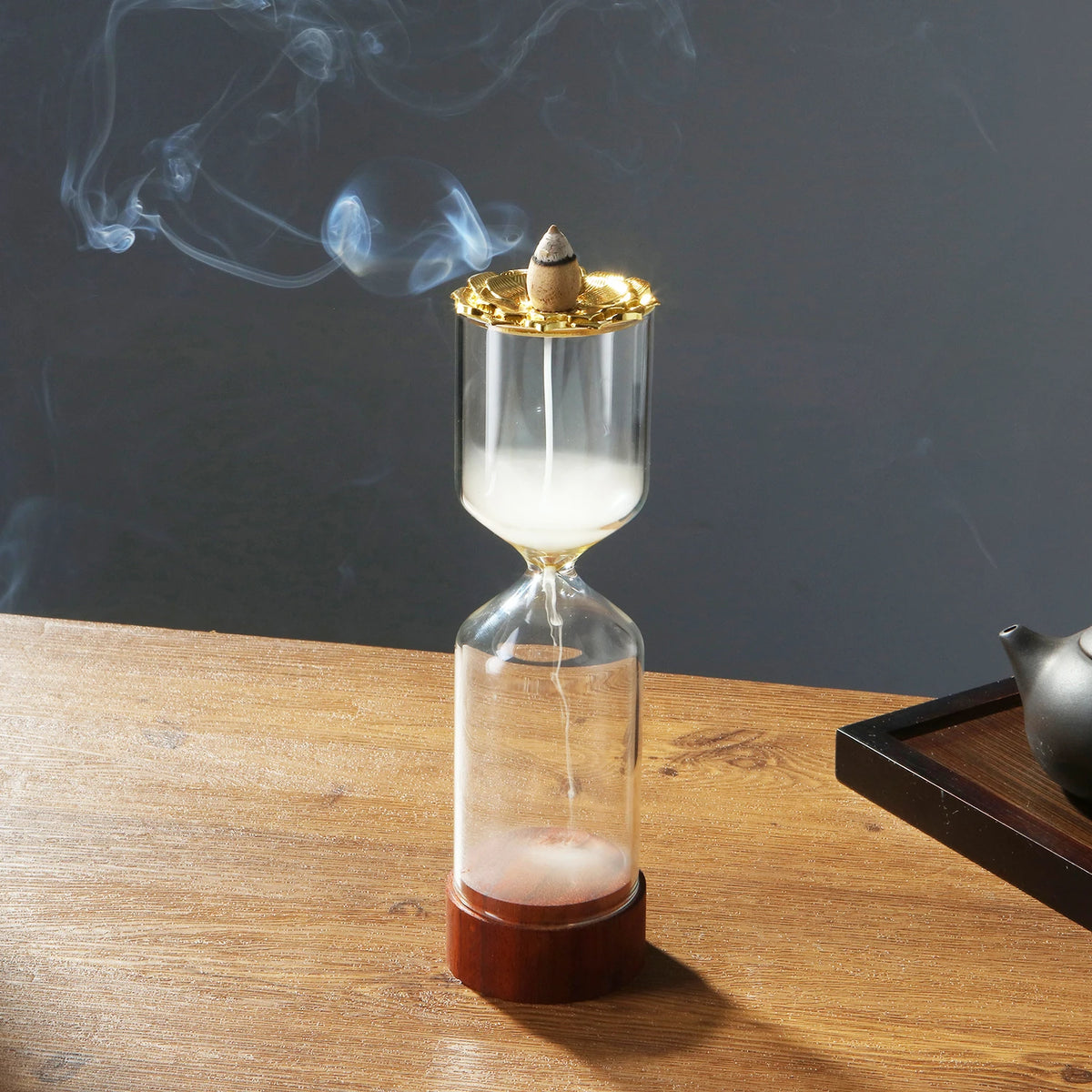 diffuseur encens verre forme sablier texture bois motifs floraux dorés élégant décoratifintérieur zen