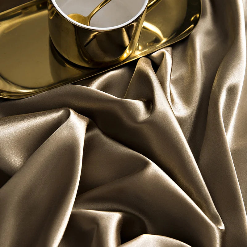 Parure de lit en couleur Or dans une chambre élégante