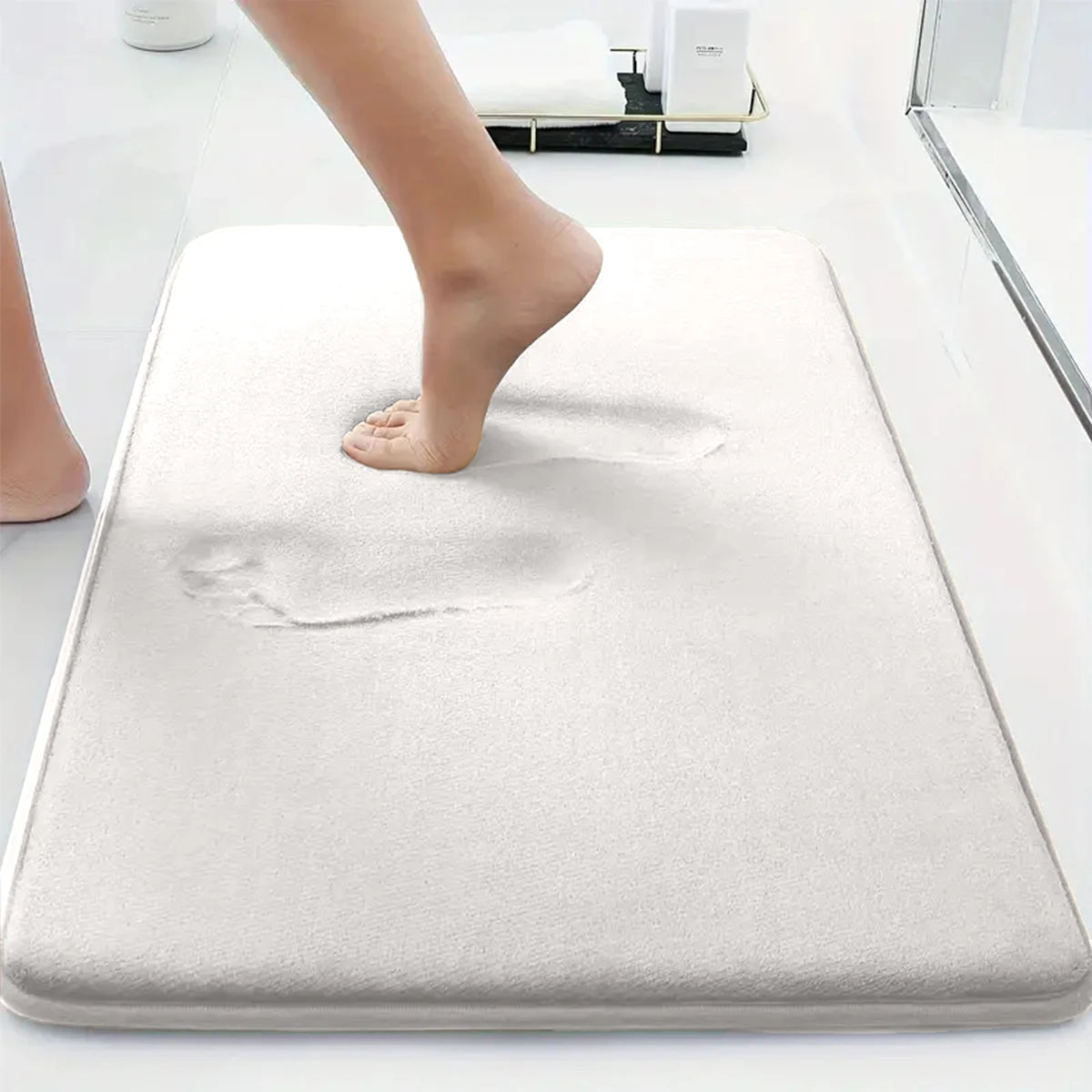 tapis bain motif fleurs noires fond blanc doux antidérapant moderne gris