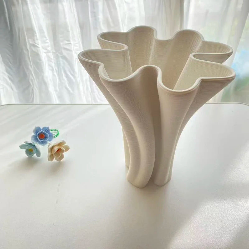 vase moderne blanc rayures fines porcelaine table arrangement floral accessoire maison minimaliste