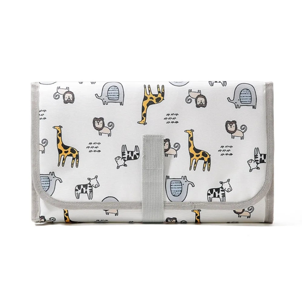 tapis changement portable bébé motif animalier blanc gris bleu