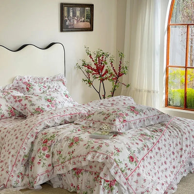Parure de lit en coton à volants rose floral vue d'ensemble sur un lit