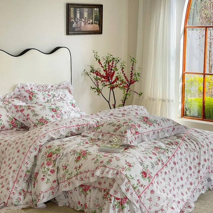 Parure de lit en coton à volants rose floral vue d'ensemble sur un lit