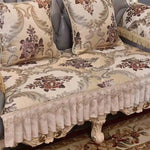 Ce canapé luxueux est orné d'un motif floral élégant dans des tons chauds, créant une atmosphère raffinée et harmonieuse dans cet intérieur.