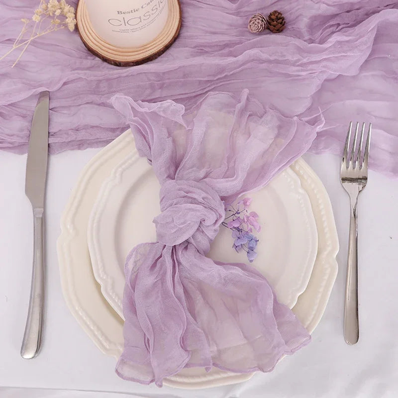 serviettes tissu polyester pliées gris rose vert texture ondulée clips métalliques classiques maison restaurant