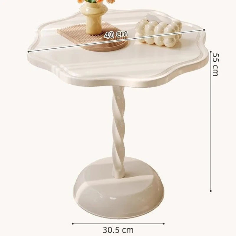 table basse moderne blanche ondulée spiralée tasses thé biscuits déco coquillage angel figurine