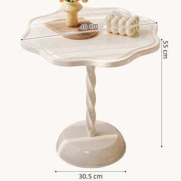 table basse moderne blanche ondulée spiralée tasses thé biscuits déco coquillage angel figurine