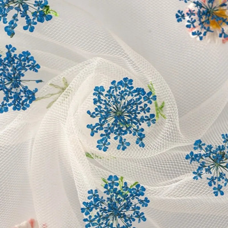 assiettes décoratives fleurs séchées classiques blanc bleu violet rose rouge jaunes intérieur anniversaire decoration