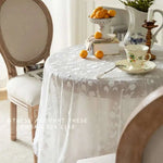nappe table blanche dentelle fleurs brodées chic mariage décoration intérieure banquet fête romantique