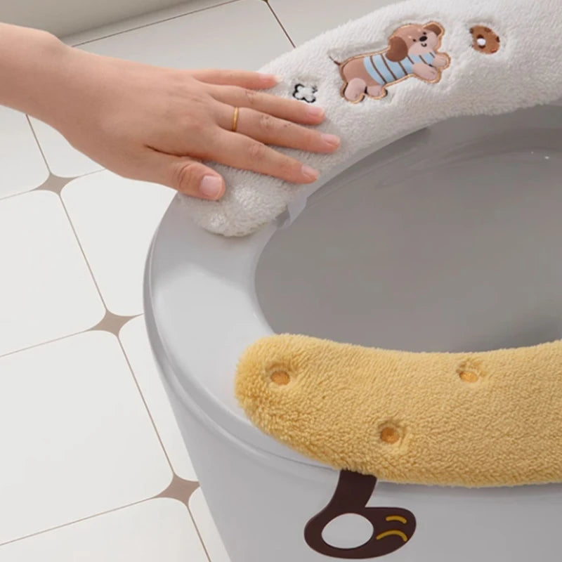 couvre siege toilette peluche blanc jaune imprimé chien doux decoratif anneaux métalliques salle bain