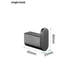 accessoires salle bain moderne noir blanc porte serviettes brosse wc papier toilette savon rangement