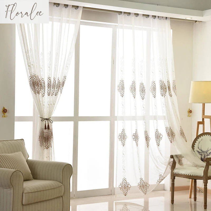 rideau transparent broderie florale blanc marron clair classique salon chambre